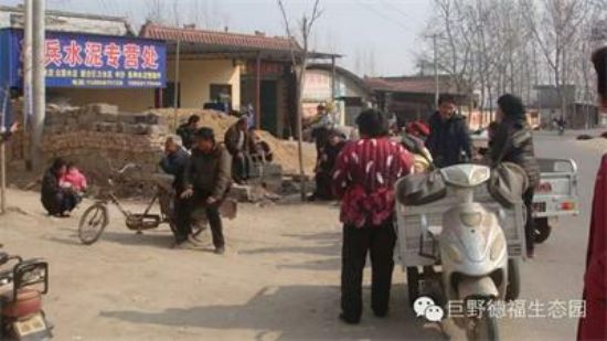 点击查看详细信息<br>标题：三农网络邀请农业局专家进村讲课、 阅读次数：7013